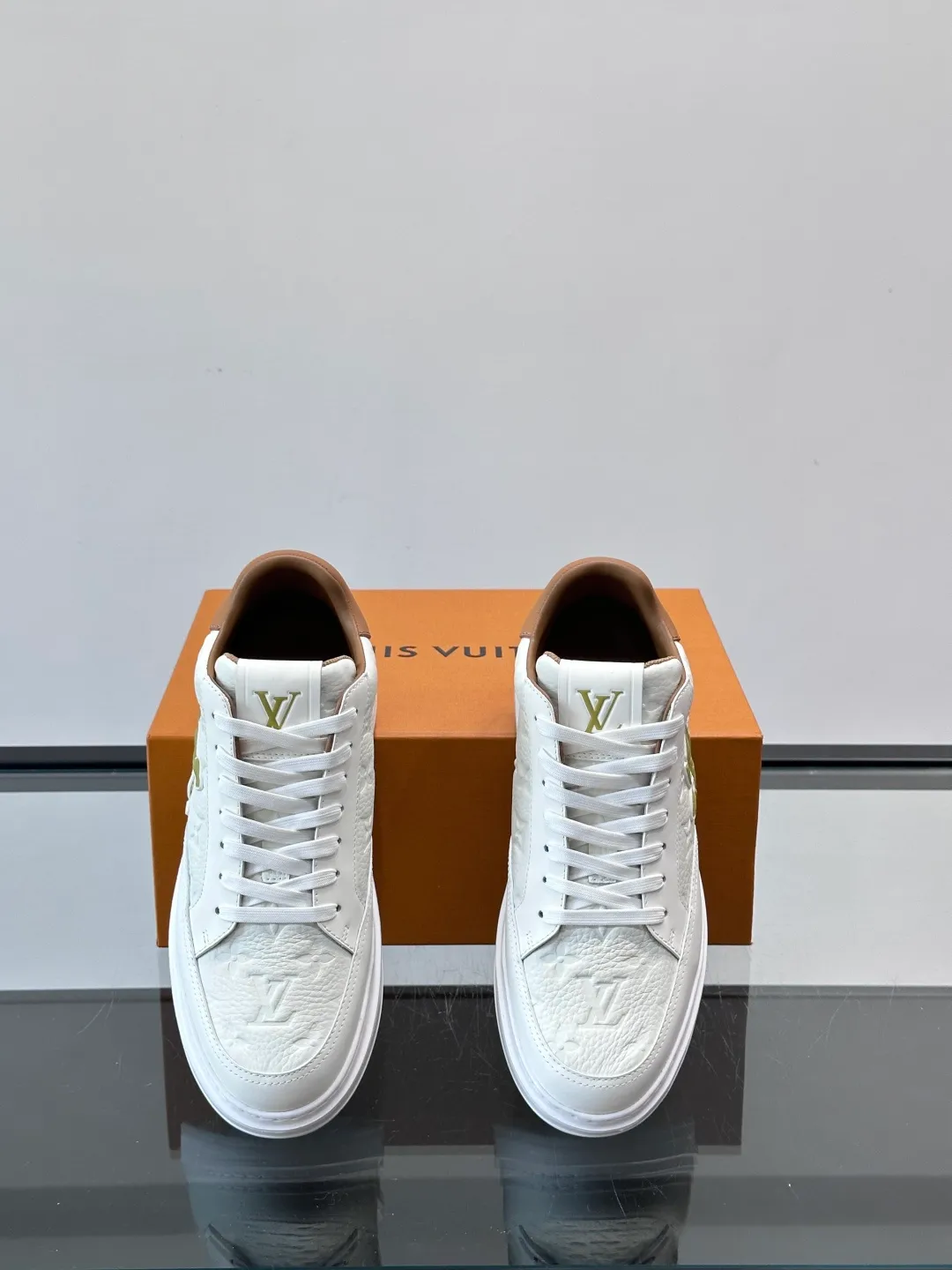 Men's shoes 💰p400 "＊OUIS ＊UITTO＊" Men's sports shoes, grained cow leather are low-key and recognizable. The rubber sole is thick and lightweight, the padded insole + technical lining make it super comfortable to wear! The main color with brown details is versatile and fashionable, and can be worn for daily leisure or business ~ LV embossing on the side of the shoe + brand logo on the sole, perfect details! size: 38-44 (45 customized)